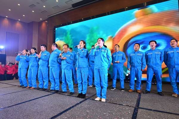 16圖為迎春晚會合唱《團結(jié)的藍(lán)精靈》.jpg