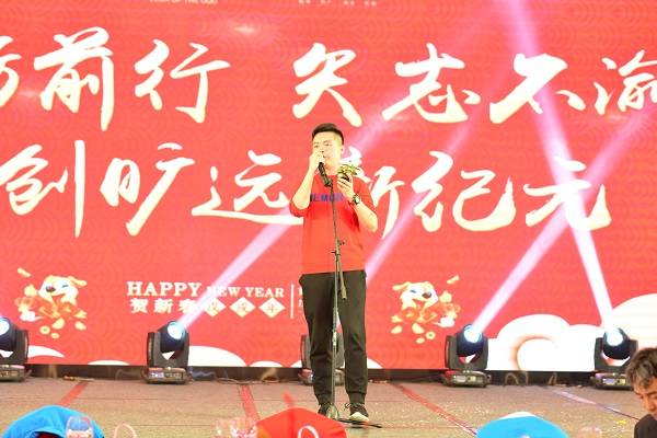 17圖為迎春晚會獨唱《我們不一樣》.jpg