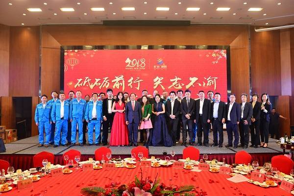 22圖為迎春晚會集團領(lǐng)導(dǎo)合影.jpg