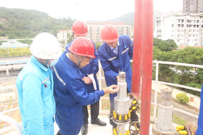 F:\yf\官網(wǎng)oa推文及圖片年‚209\省、市、區(qū)各級市場監(jiān)督管理局蒞臨曠遠(yuǎn)能源股份有限公司督導(dǎo)調(diào)研燃?xì)馓胤N設(shè)備安全工作(1)\省、市、區(qū)各級市場監(jiān)督管理局檢查圖片.jpg